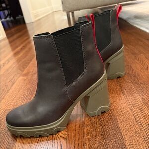 Womens like new Sorel Bret waterproof platform boot